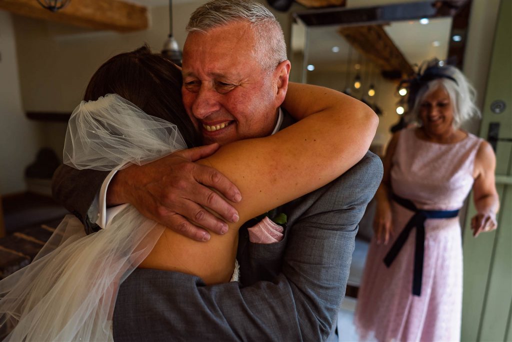 first look with dad seeing bride