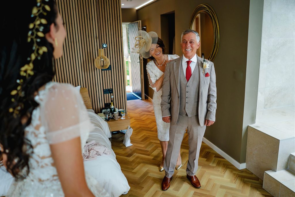first look with dad seeing bride